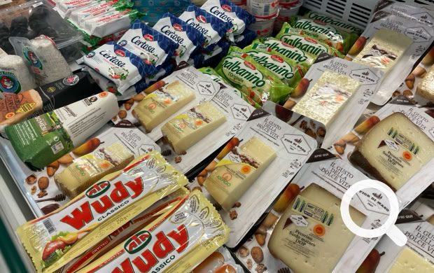 italienischer Käse und italienische Spezialitäten, Oliven, usw.